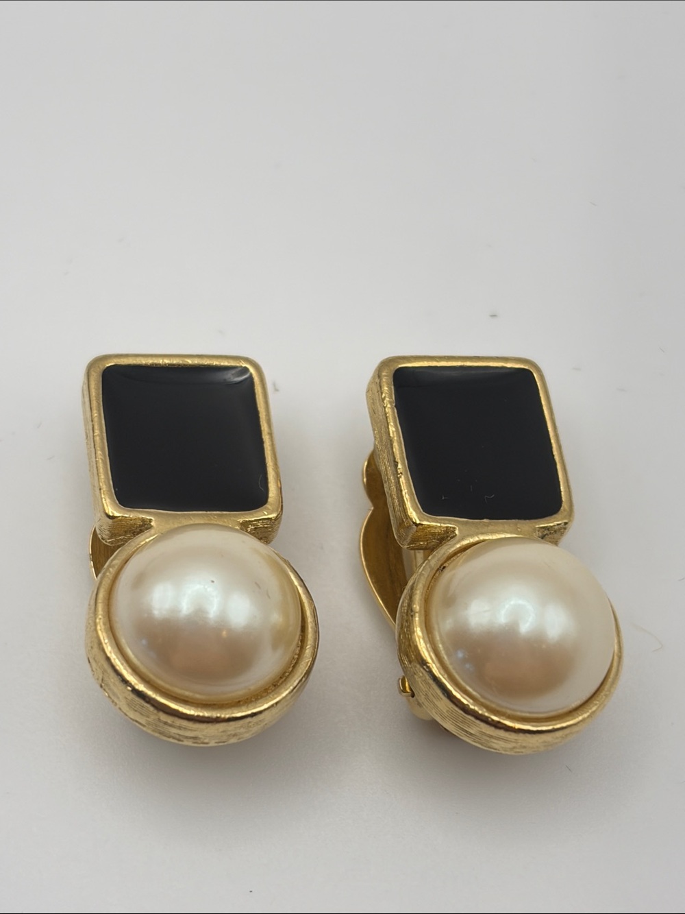 Richelieu Vintage Black Enamel/Faux Pearl Gold Tone Clip On Earrings - Picture 2 of 5